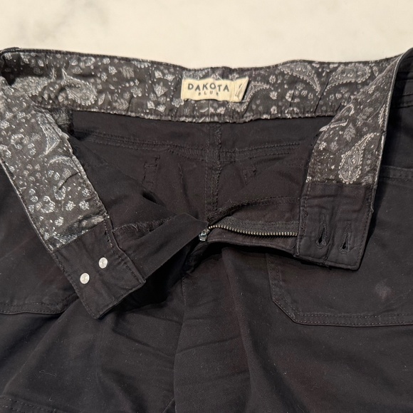 Dakota Blue Women’s shorts, Black Cotton, Size 6 X 5.5” inseam, Highrise cut - Picture 3 of 5